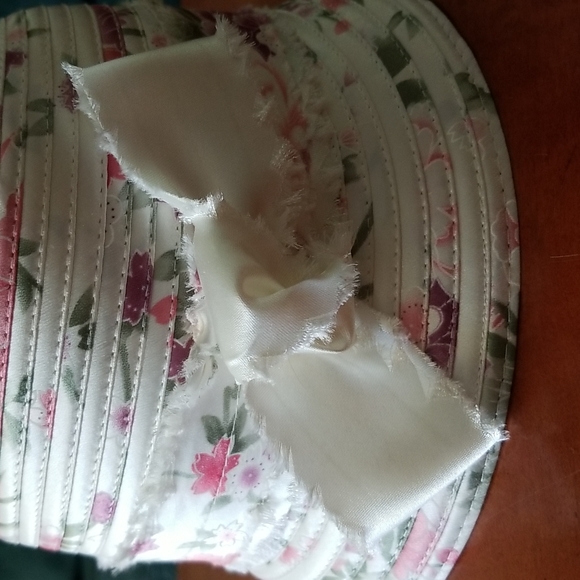 Pretty floral hat - Picture 3 of 7